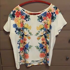 So cute! BRAND NEW flower top! 🌺🌸🌼🌻